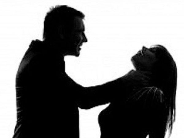 Điều tra vụ siết cổ người yêu bất tỉnh, cướp tài sản