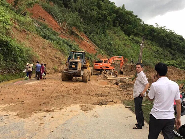 Dốc Chó sạt lở trầm trọng, quốc lộ 7A cô lập hoàn toàn