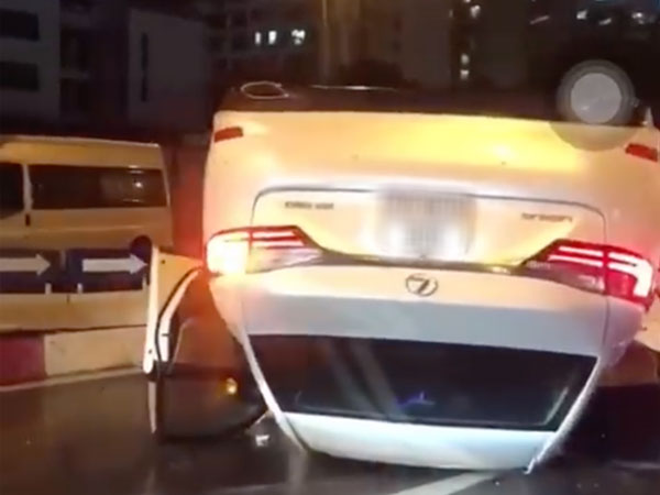 Hà Nội: Mất lái đâm vào dải phân cách, xế sang Lexus lật ngửa bụng giữa chân cầu vượt