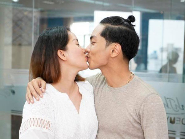 Khánh Thi hôn đắm đuối Phan Hiển, phủ nhận hôn nhân trục trặc