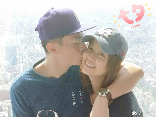 Lần đầu tiên sau 2 năm hôn nhân sóng gió, Lâm Tâm Như khoe ảnh được ông xã Hoắc Kiến Hoa hôn đắm đuối