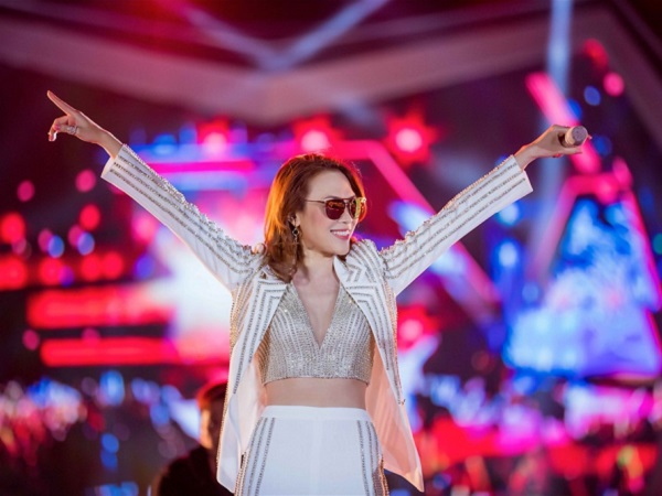 Mỹ Tâm suýt 'vồ ếch' trên sân khấu vì nhảy quá sung