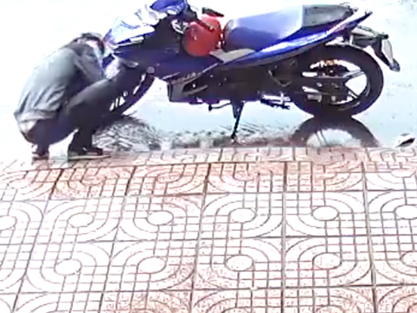 Nhóm thanh niên đi 3 xe Exciter tìm cách 'hack' thêm chiếc Exciter nữa trong quán game nhưng bất thành