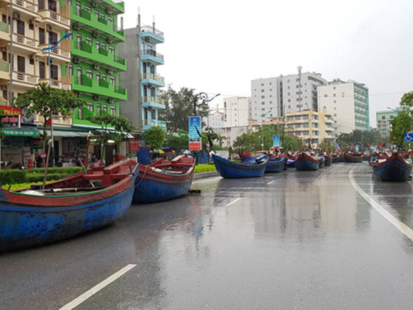 Tàu thuyền 'lên bờ', xếp hàng ngay ngắn trên đường phố để tránh bão đổ bộ