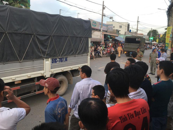 TP.HCM: Bé trai 2 tuổi rơi khỏi tay bố rớt xuống đường bị xe tải cán tử vong