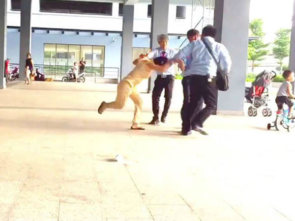 Tranh cãi việc trông con, vợ bế con lao vào chồng chửi bới, đánh nhau dữ dội