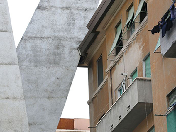 Trụ cầu cao tốc bị sập ở Italy tựa vào chung cư cũ suốt nhiều năm