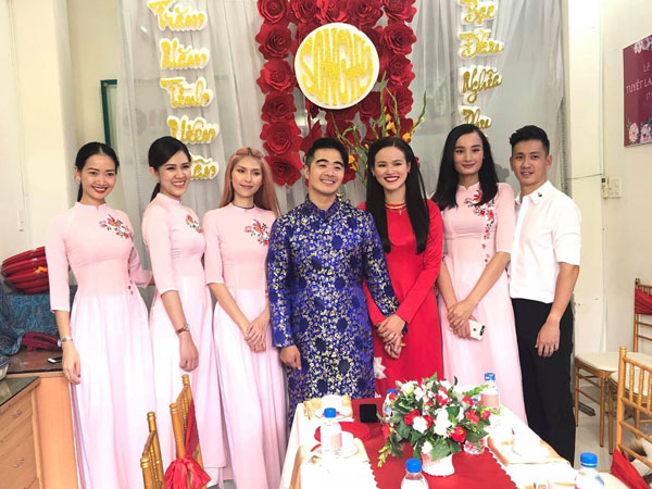 Vợ chồng Lê Thuý và dàn mẫu 'Next Top' xuất hiện trong lễ đám hỏi của Tuyết Lan sáng nay