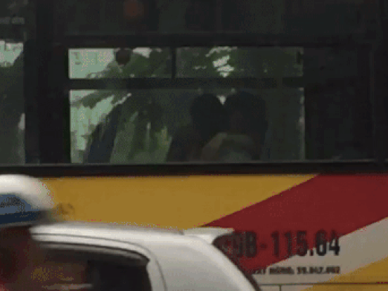 Dân mạng bàn tán clip chàng trai thoải mái hôn môi và ngực bạn gái trên xe bus giữa đường phố Hà Nội