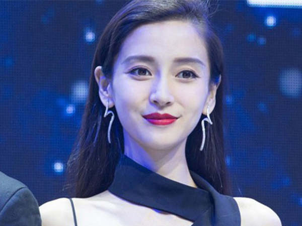 Dù xinh đẹp đến mấy nhưng với thái độ kênh kiệu, Angelababy khiến nhiều bạn diễn 'cạch mặt'
