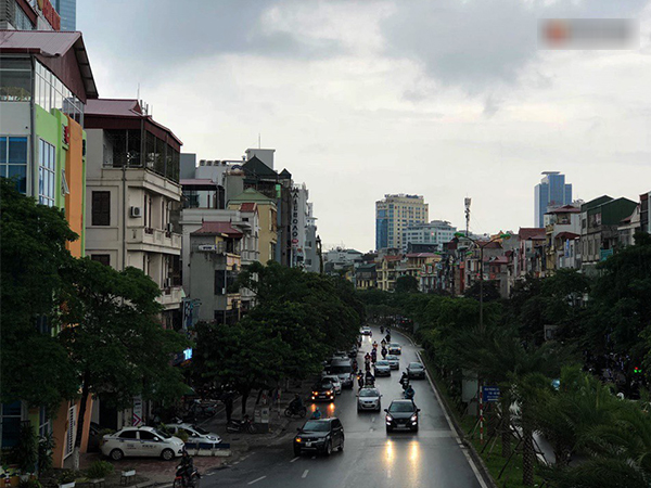 Hà Nội lúc 2 giờ chiều bỗng tối sầm như 6 giờ tối: Ô tô, xe máy phải bật đèn di chuyển trong mưa
