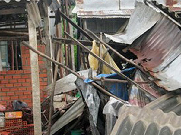 Hai bà cháu bị tường sập đè chết trong cơn dông