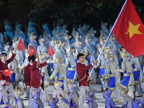 'Hot boy đấu kiếm' Vũ Thành An cầm cờ cho đoàn TTVN diễu hành tại lễ khai mạc ASIAD 2018