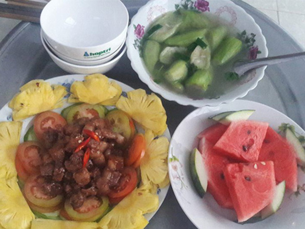 Không chỉ bị chê mâm cơm 4 người mà lèo tèo chẳng có gì để gắp, mẹ trẻ còn bị soi dùng đồ ăn sai cách