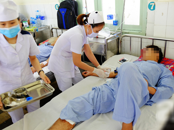 TP.HCM: Đang cấp cứu người gặp tai nạn, nữ điều dưỡng bị bạn của bệnh nhân dùng hung khí đâm rách vai