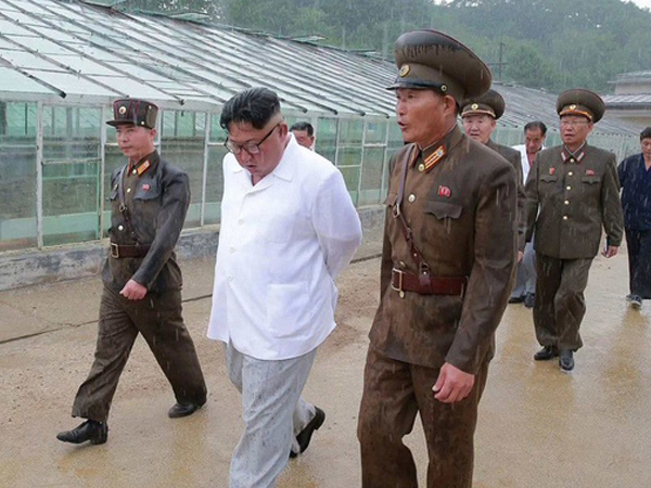 Triều Tiên lần đầu công bố hình ảnh gây sốt: Nhà lãnh đạo Kim Jong-un dầm mưa đi thị sát