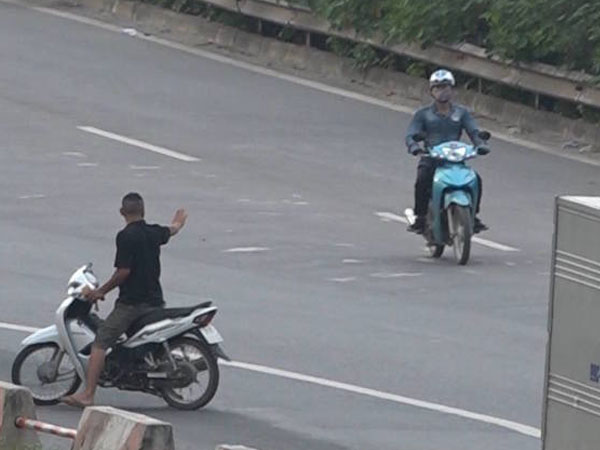 Video: ‘Cò giải cứu’ xe vi phạm trên cao tốc ở Hà Nội