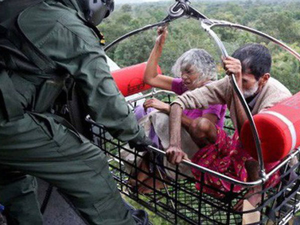 'Vừa mở cửa nước tràn vào nhà, ra tới đường nước sâu đến cổ'