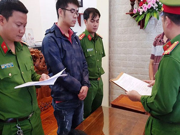 'Hiệu trưởng' tự phong 25 tuổi bị bắt, hàng trăm học viên và giáo viên hoang mang với chứng chỉ giả