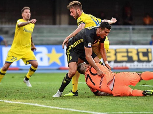 Juventus thắng nhọc khi Ronaldo ra mắt Serie A
