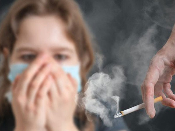 Nhỏ hút thuốc thụ động, lớn lên khổ vì viêm khớp!