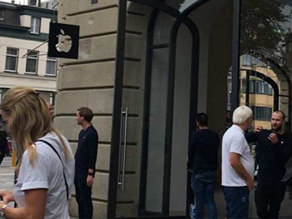 Apple Store ở Hà Lan sơ tán khách hàng vì pin iPad quá nóng
