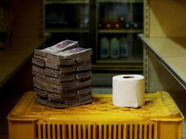 Cả chồng tiền mới mua nổi cuộn giấy vệ sinh ở Venezuela