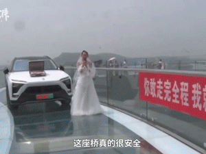 Cô gái dùng ô tô và vali đầy tiền cầu hôn, bạn trai sợ hãi không dám bước đến