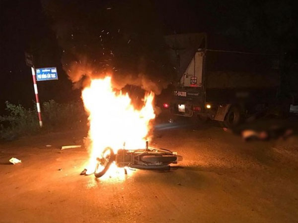 Đâm vào ô tô tải xe máy bốc cháy dữ dội, hai anh em sinh đôi 17 tuổi thương vong