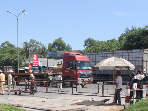 Đi chợ bằng xe đạp, người phụ nữ chết thảm dưới bánh xe container