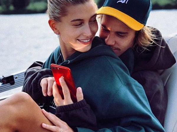 Hailey Baldwin khoe ảnh ngồi vào lòng 'anh bạn thân' Justin Bieber và đeo nhẫn đính hôn 11 tỷ đồng
