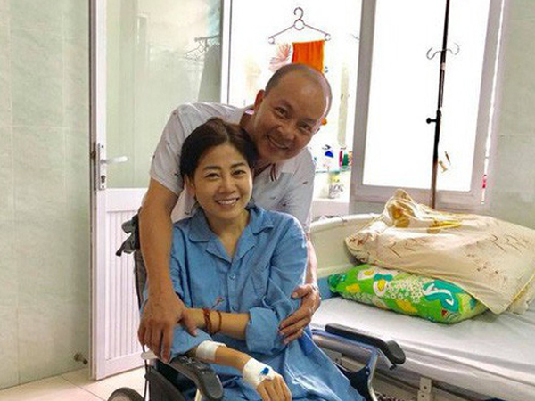 Mai Phương cười tươi lạc quan trên giường bệnh, tiếp đón từng nghệ sĩ tới thăm dù sức khoẻ còn yếu