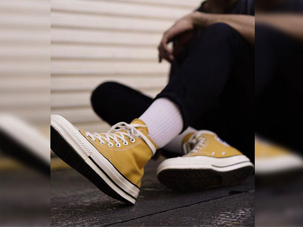 Sneakers đừng chỉ chọn trắng đen an toàn, còn có nhiều mẫu rực rỡ hot lắm đây này