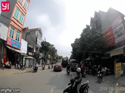 Tai nạn vừa diễn ra 30 phút, tài xế đã chia sẻ clip lên mạng vì thấy sáng thứ Hai quá may