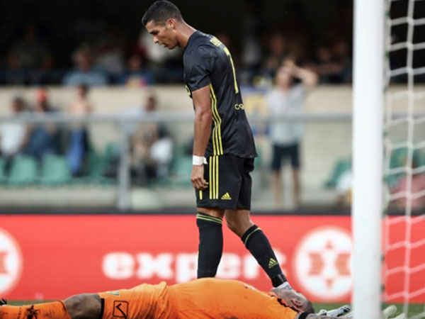 Thủ môn Chievo bị gãy xương mũi, dập vai sau va chạm với Ronaldo