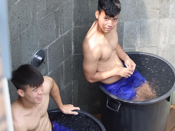 Tuyển Việt Nam ngâm bể nước đá phục hồi thể lực, fan nữ 'tranh thủ' ngắm thân hình 6 múi cực chuẩn của dàn cầu thủ