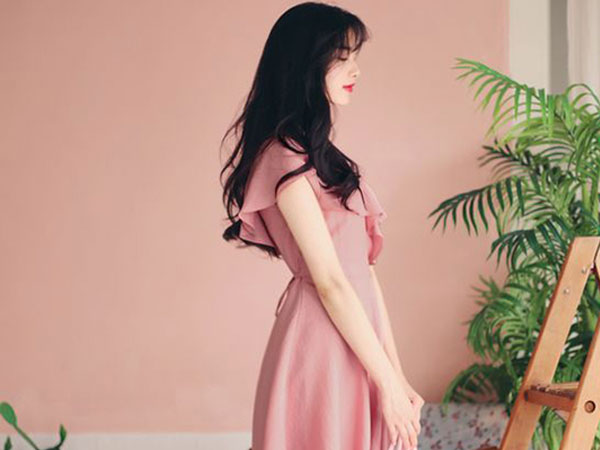 Váy hồng nude tôn nét nữ tính cho phái đẹp