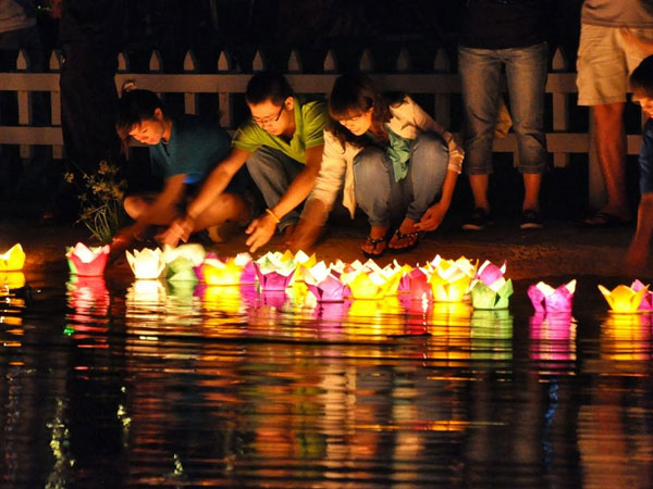 Video: Hàng nghìn người thả đèn hoa đăng trong lễ Vu lan