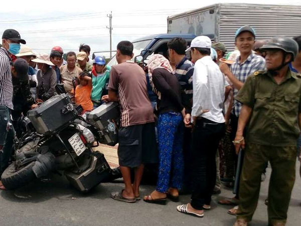 Xe phân khối lớn va chạm với ô tô tải, vợ chết, chồng nguy kịch