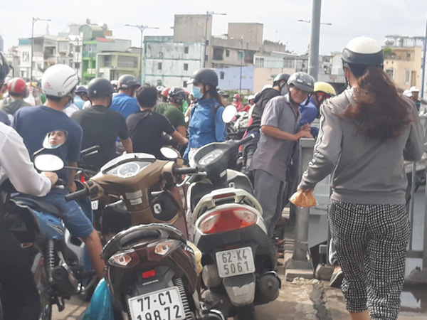 Clip nhảy cầu tự tử rồi ngoi lên... vẫy tay kêu cứu!