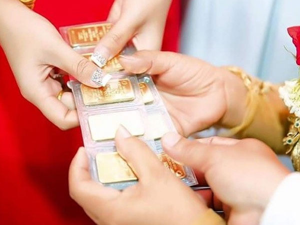 Con dâu bỏ qua lời khuyên của mọi người, 'dũng cảm' đưa vàng cưới cho mẹ chồng giữ và cái kết bất ngờ