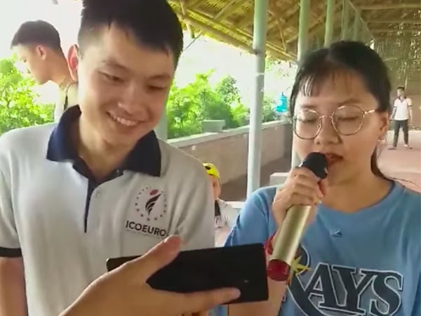 Cover xuất sắc bản hit một thời của Thuỳ Chi, hai bạn trẻ được dân tình trao luôn giải 'giọng ca vàng của làng hát live'