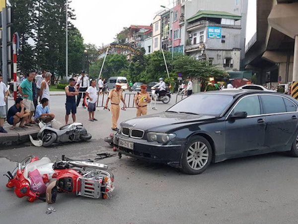 Hà Nội: Nữ tài xế lái BMW gây tai nạn liên hoàn, kéo lê một cháu bé