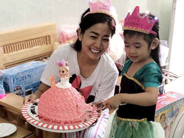 Mai Phương cười tươi rạng rỡ, cùng bạn bè người thân tổ chức tiệc sinh nhật cho con gái tại bệnh viện
