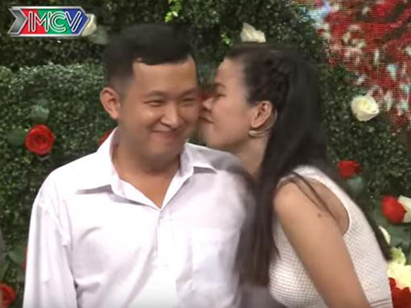 Quá hợp nhau nhưng thấy bạn trai chần chừ, cô gái chủ động đòi hôn luôn