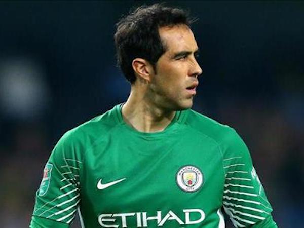 Thủ môn Man City bất ngờ dính chấn thương nặng