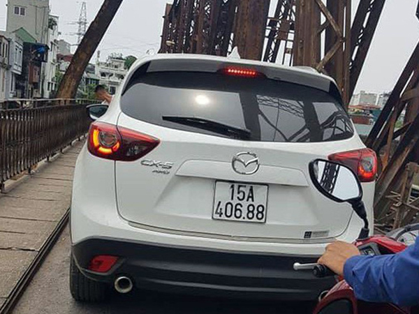 Xế hộp Madaz CX5 bị 'tuýt còi' sau khi băng qua cầu Long Biên