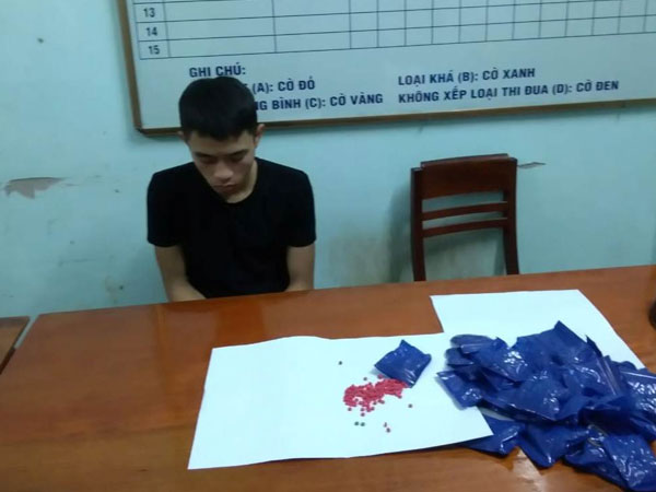Bắt thanh niên đi taxi mang mũ bảo hiểm giấu 8.000 viên ma túy