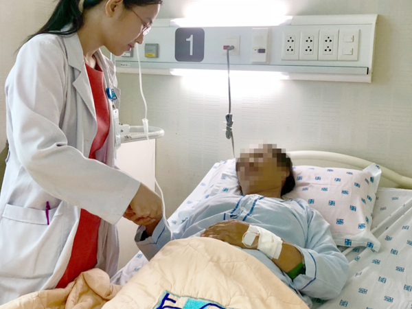 'Cãi lời' bác sĩ vì cho rằng bệnh mình mắc phải là 'bệnh đàn ông', ít lâu sau người phụ nữ ói ra máu, không thể đi đứng được