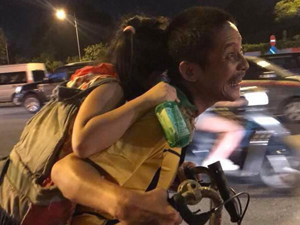 Cảnh người đàn ông cõng con khiến bao phương tiện trên phố Hà Nội khựng lại trong giây lát